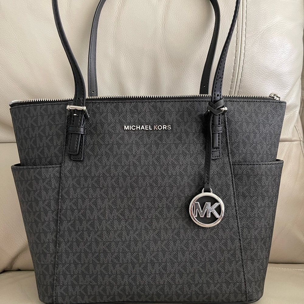 Like New!! Authentic Michael Kors Jet Set East West Zip Top Tote in Black/Silver